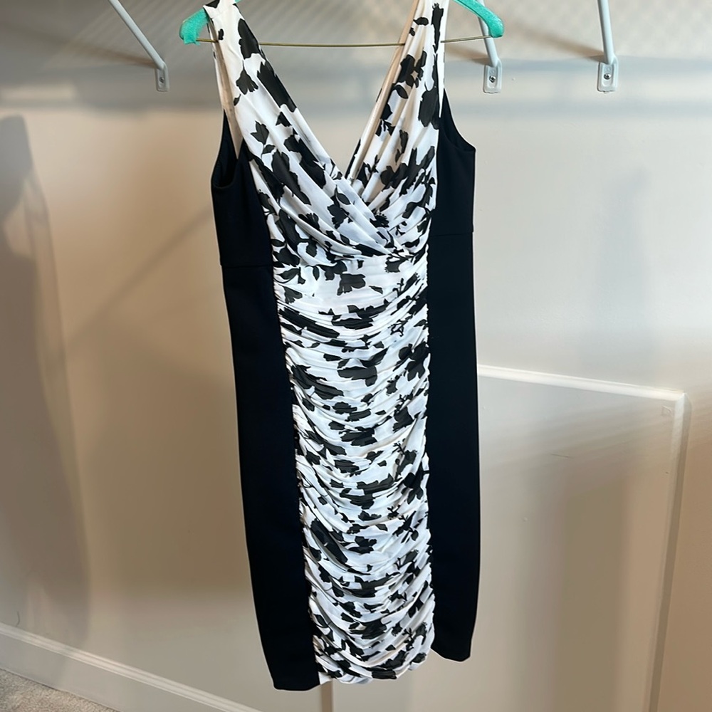 Women’s White House Black Market black and white dress-size 6